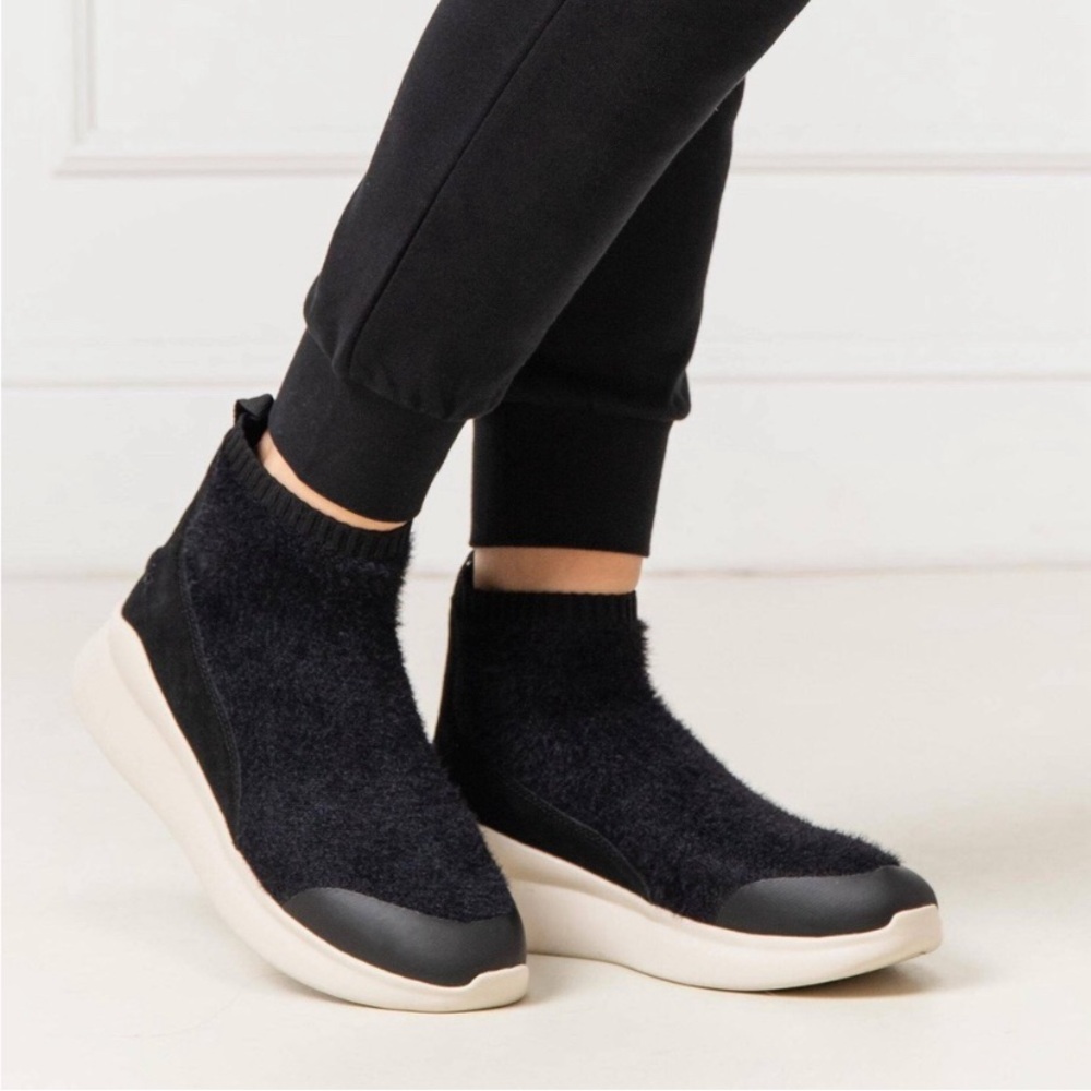 UGG Australia Women's Griffith Black Wool Sneakers Shoes size 7.5